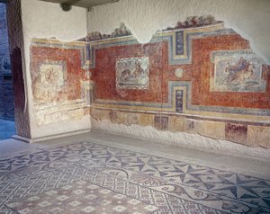 Een recreatie van het interieur van een Romeins huis, met mozaïekvloeren en muurschilderingen die circus- en jachtscènes uitbeelden